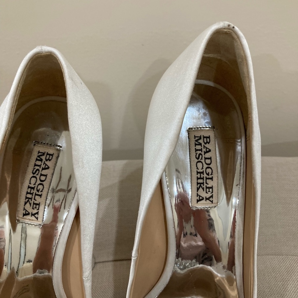 Badgley Mischka White Heels with Crystal Embellishment Size 8.5 - Picture 8 of 13